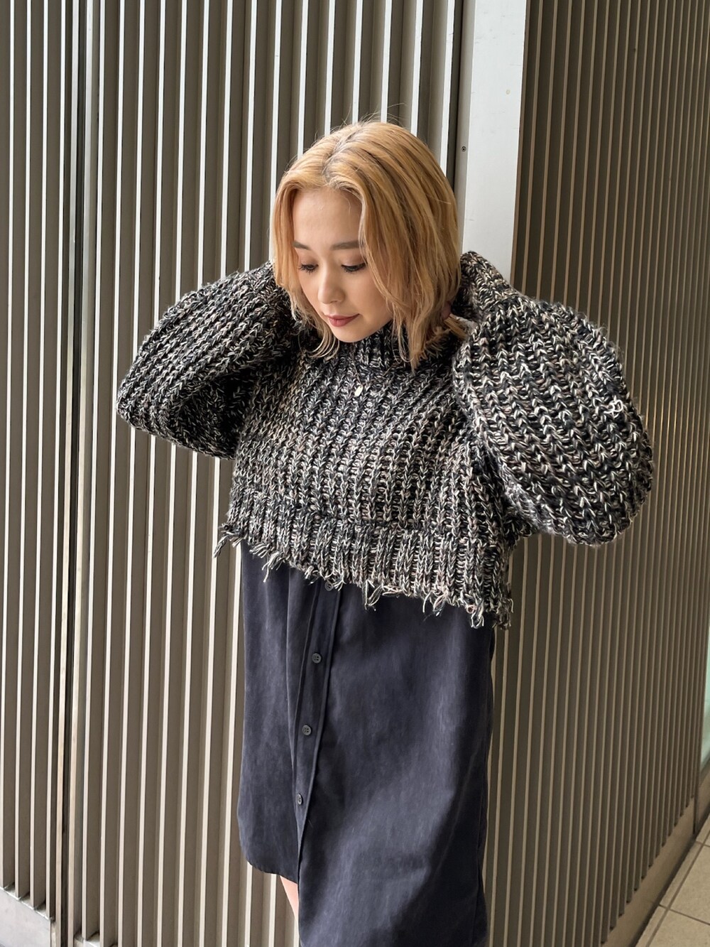 ブラック系のワンピースを着用したレディースの冬コーディネートの4枚目の写真