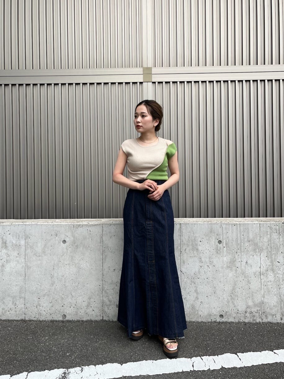 ブルー系のデニムスカート、その他のサンダル、その他のタンクトップを着用したレディースの夏コーディネートの3枚目の写真