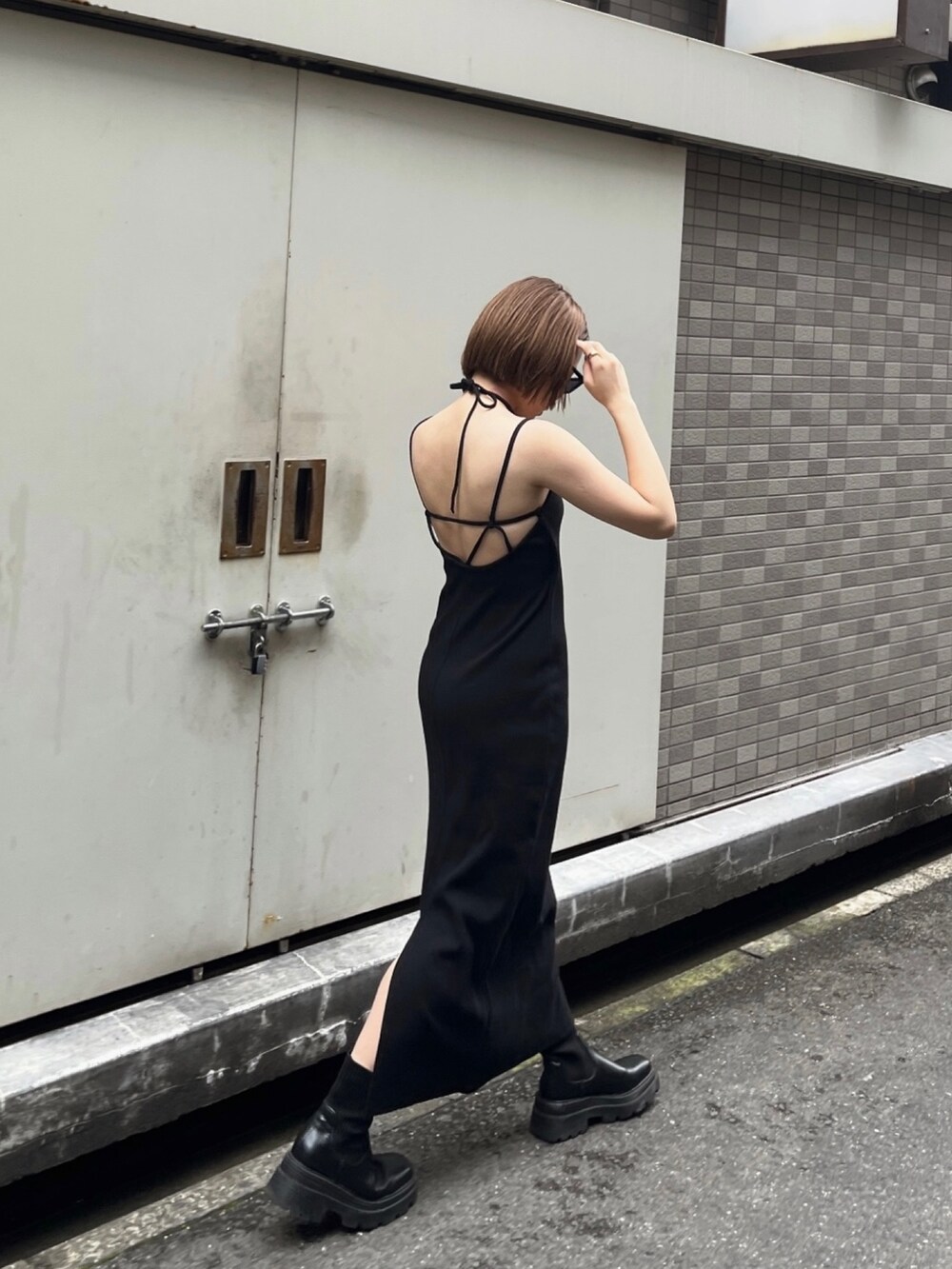 ブラック系のワンピース、ブラック系のサングラスを着用したレディースの春コーディネートの4枚目の写真