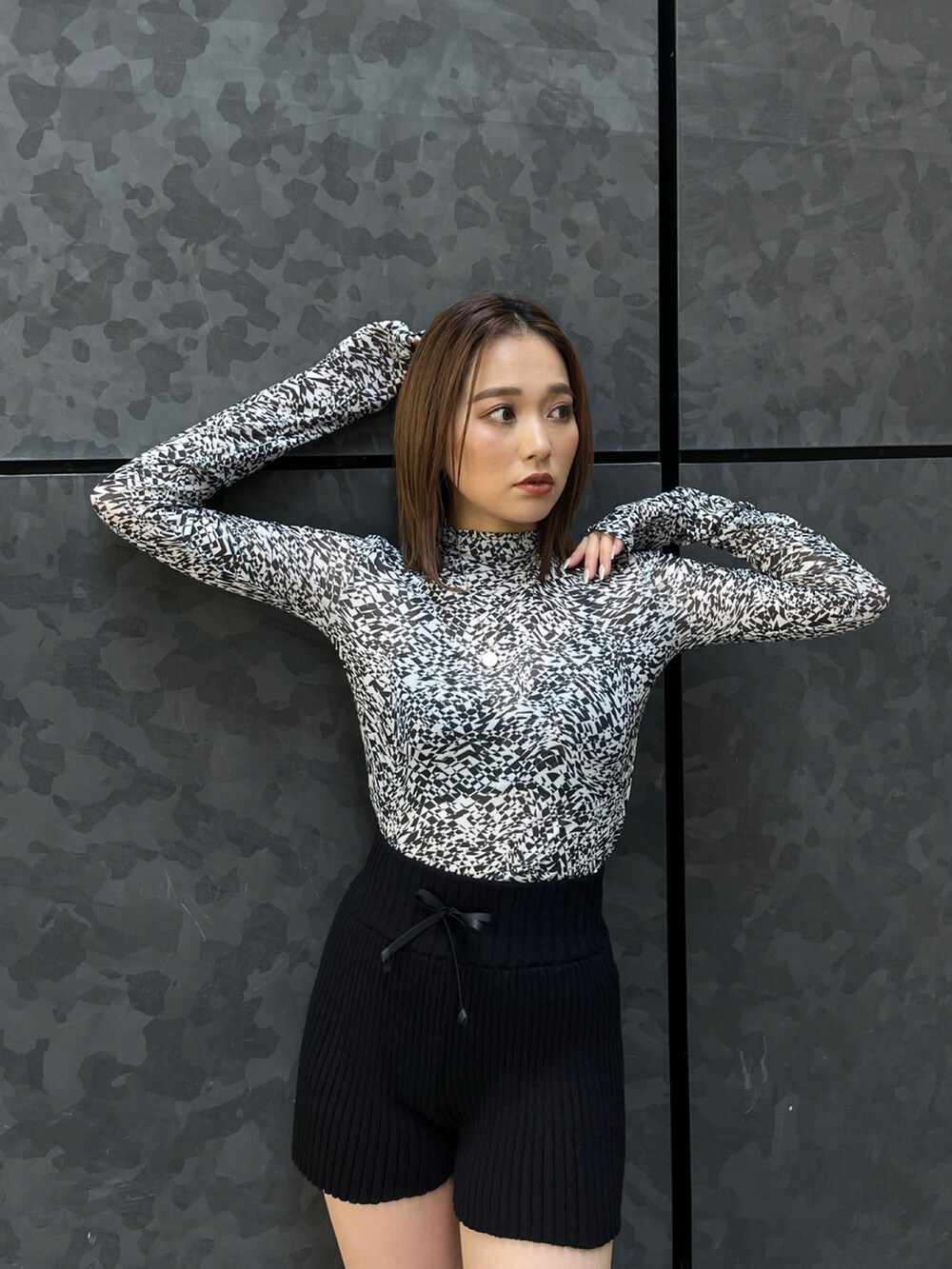 ホワイト系のTシャツ/カットソー、ブラック系のその他パンツ、ブラック系のブーツを着用したレディースの夏コーディネートの4枚目の写真