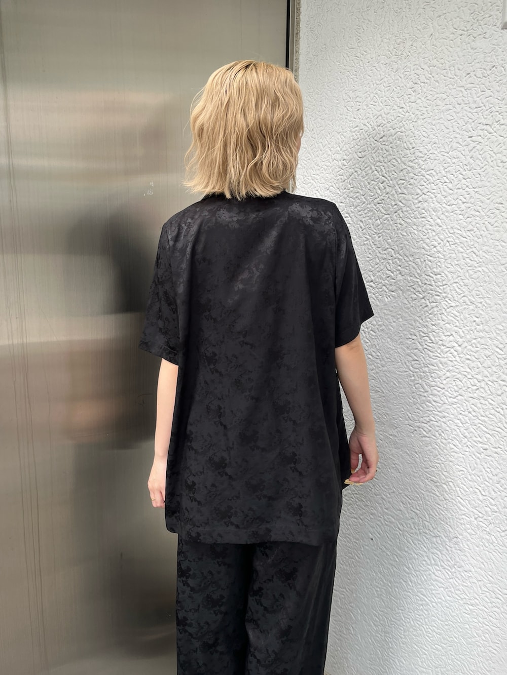 ブラック系のテーラードジャケット、ホワイト系のキャミソール、ブラック系のその他パンツを着用したレディースの夏コーディネートの7枚目の写真