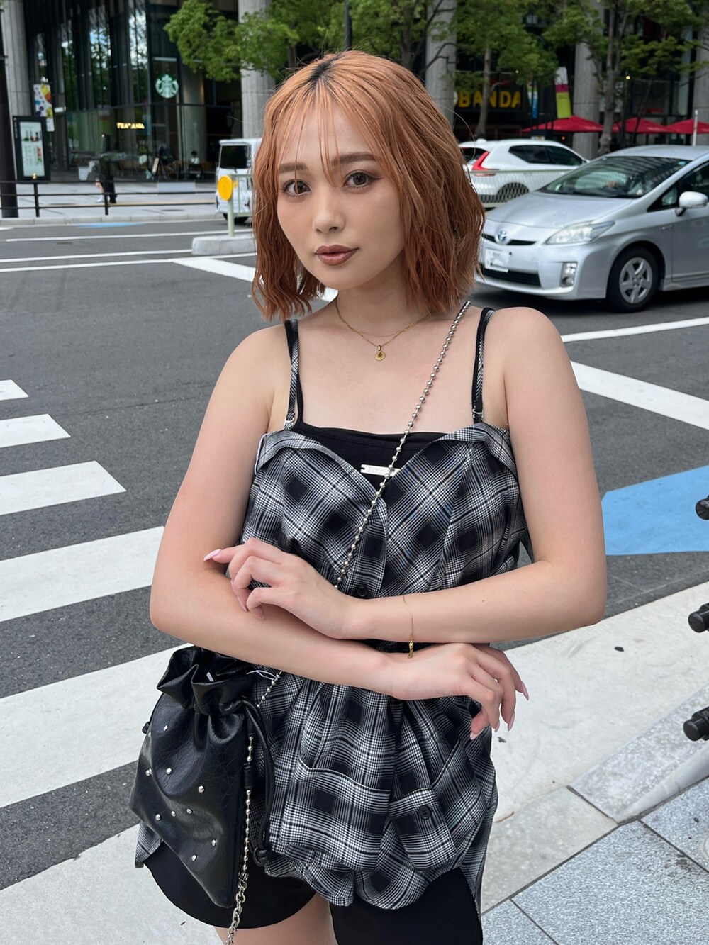 ブラック系のシャツ/ブラウス、ブラック系のキャミソール、ブラック系のショルダーバッグを着用したレディースの夏コーディネートの3枚目の写真