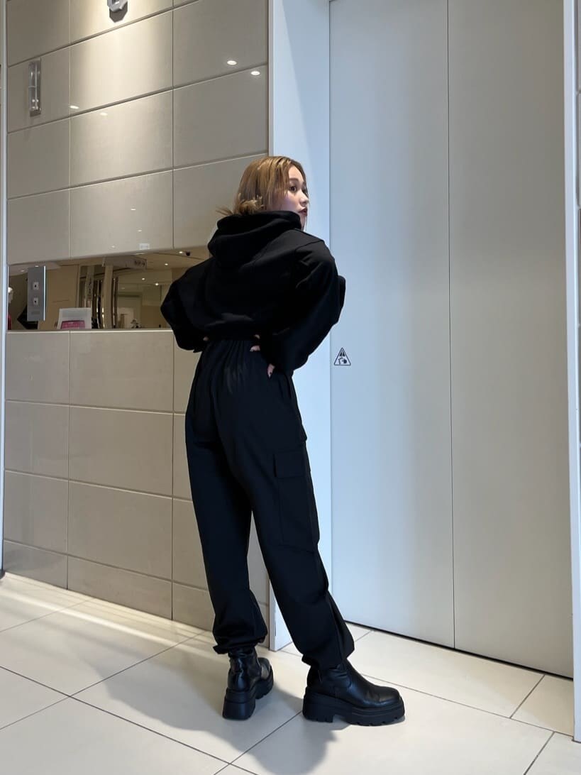 ブラック系のカーゴパンツ、ブラック系のパーカーを着用したレディースの秋コーディネートの2枚目の写真