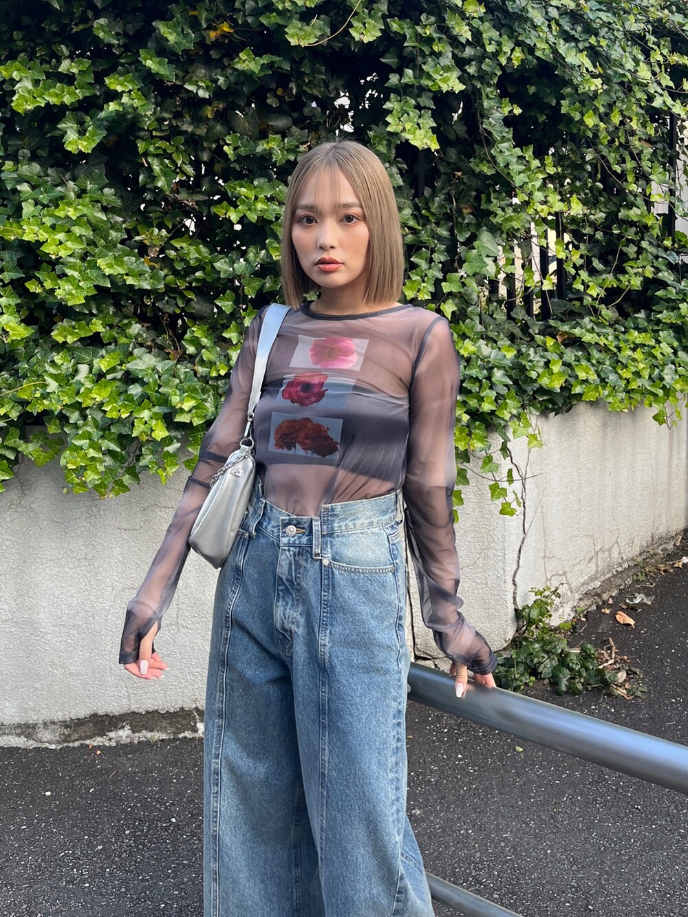 ブラック系のTシャツ/カットソー、シルバー系のショルダーバッグ、シルバー系のパンプスを着用したレディースの冬コーディネートの3枚目の写真