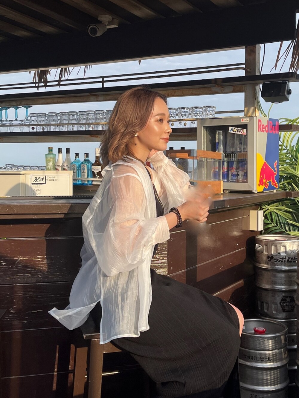 ホワイト系のシャツ/ブラウス、ブラック系のワンピース、ホワイト系のソックス/靴下を着用したレディースの春コーディネートの2枚目の写真