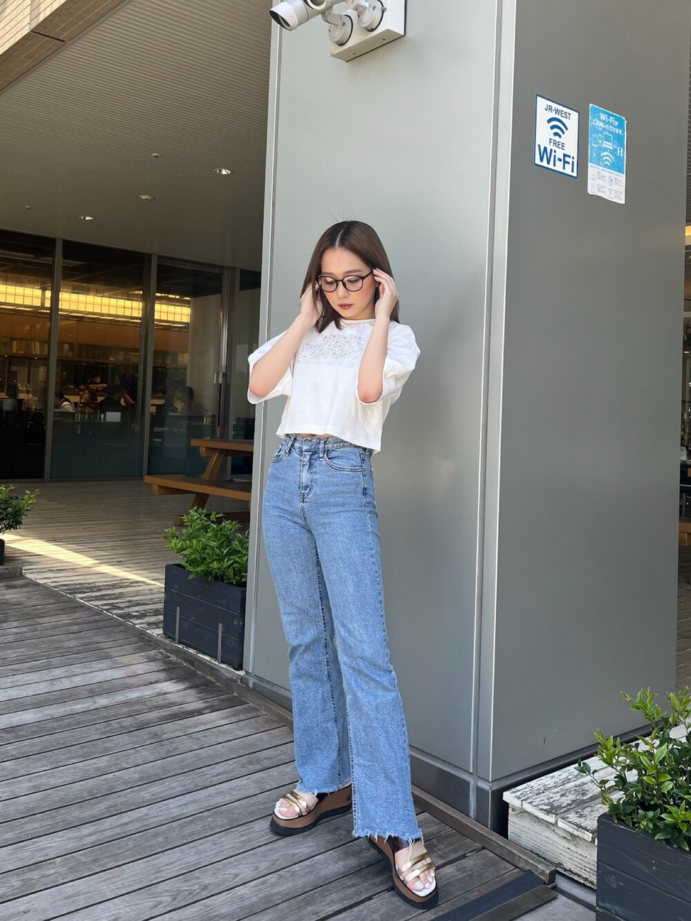 ホワイト系のTシャツ/カットソー、その他のサンダルを着用したレディースの春コーディネートの2枚目の写真