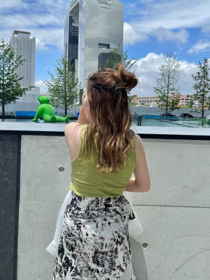 ホワイト系のシャツ/ブラウス、グリーン系のタンクトップ、その他のサンダルを着用したレディースの夏コーディネートの6枚目の写真