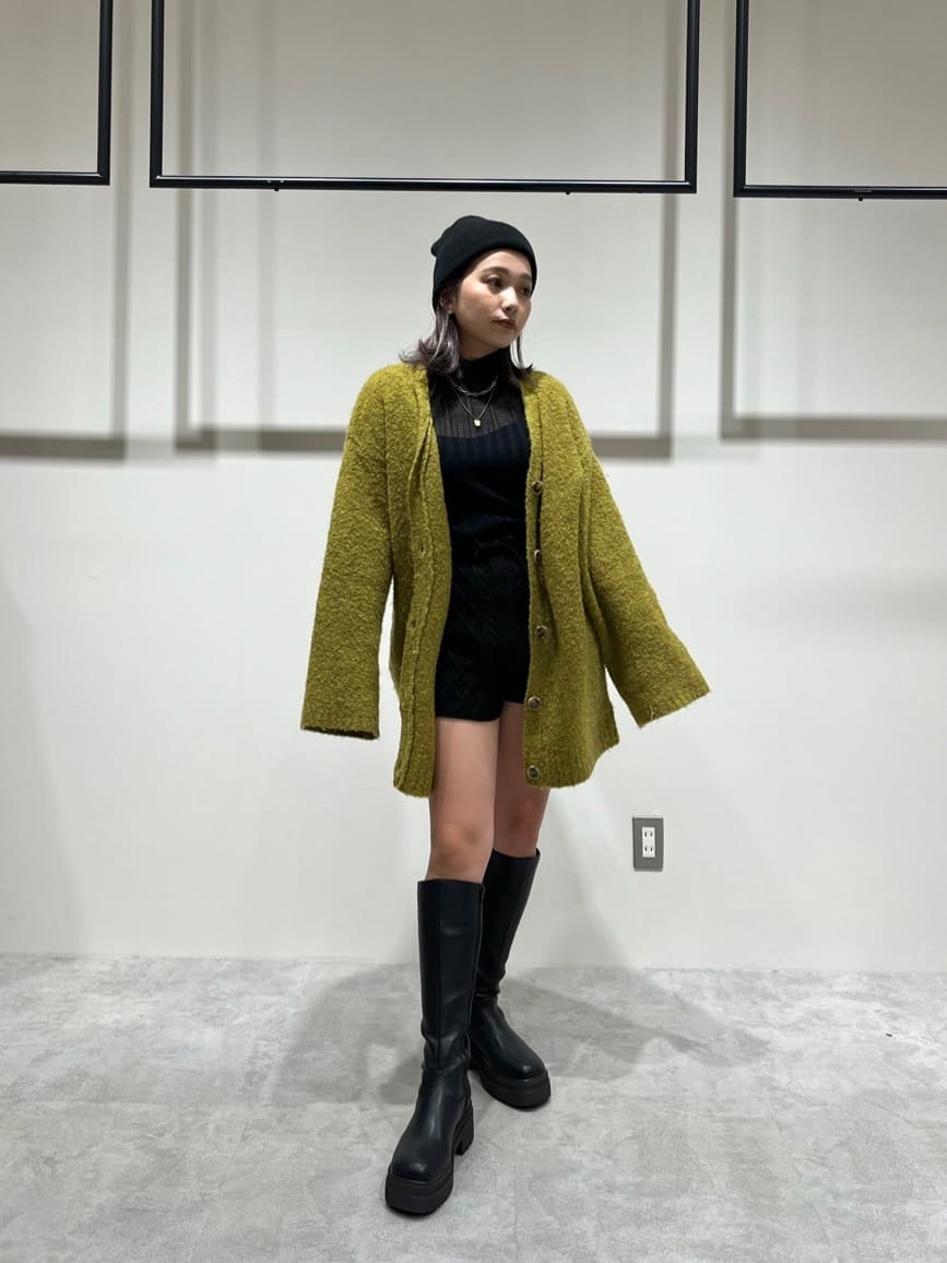 ブラック系のニット/セーター、ブラック系のブーツ、ブラック系のスウェットパンツを着用したレディースの秋コーディネートの2枚目の写真