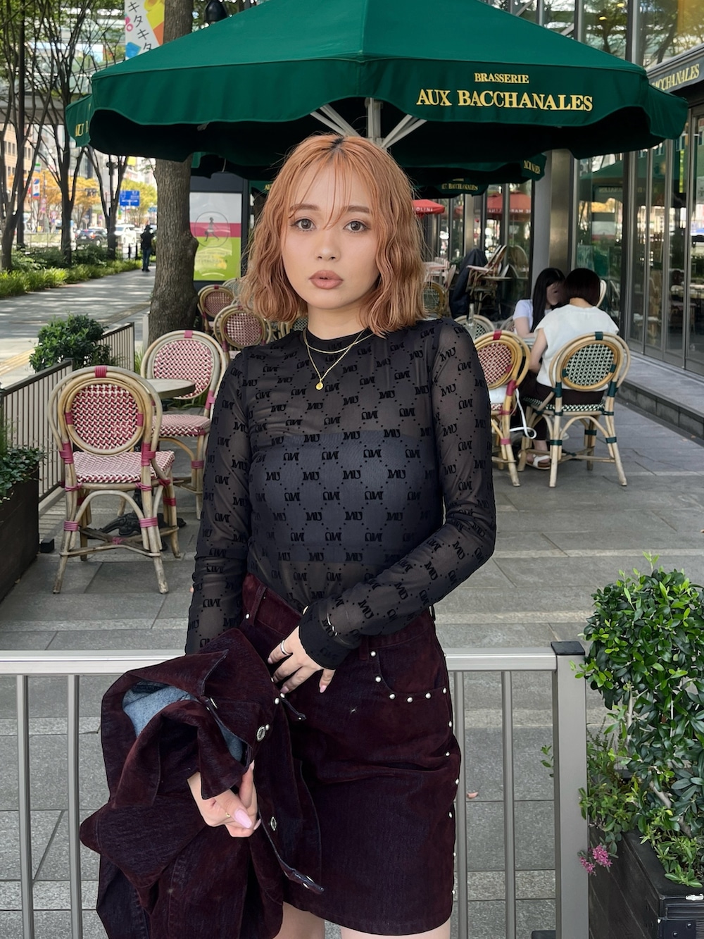 ブラック系のTシャツ/カットソー、レッド系のデニムジャケット、レッド系のスカートを着用したレディースの夏コーディネートの6枚目の写真