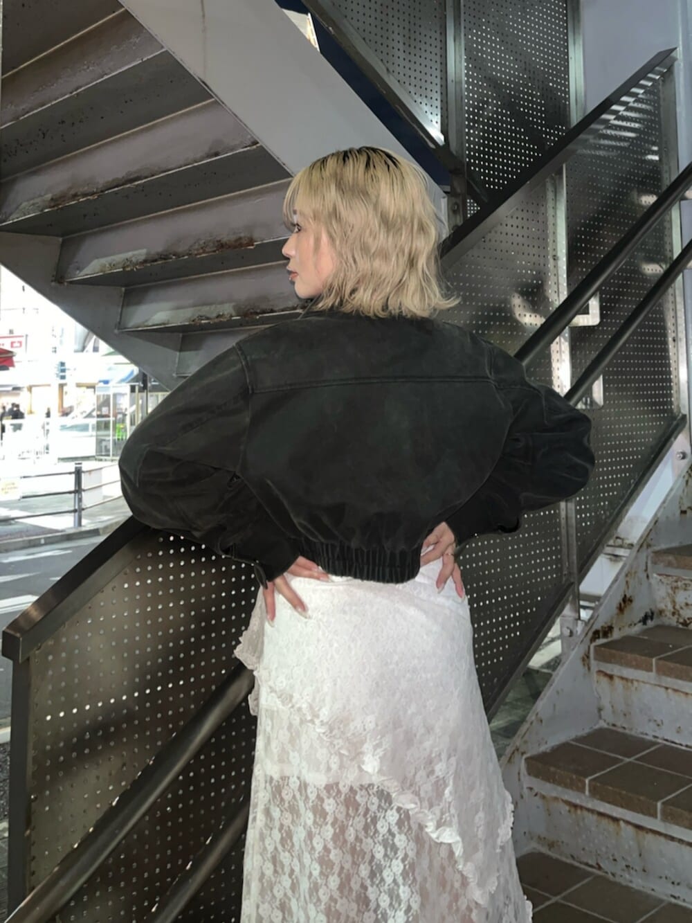 ブラック系のブーツ、ブラック系のブルゾンを着用したレディースの春コーディネートの5枚目の写真