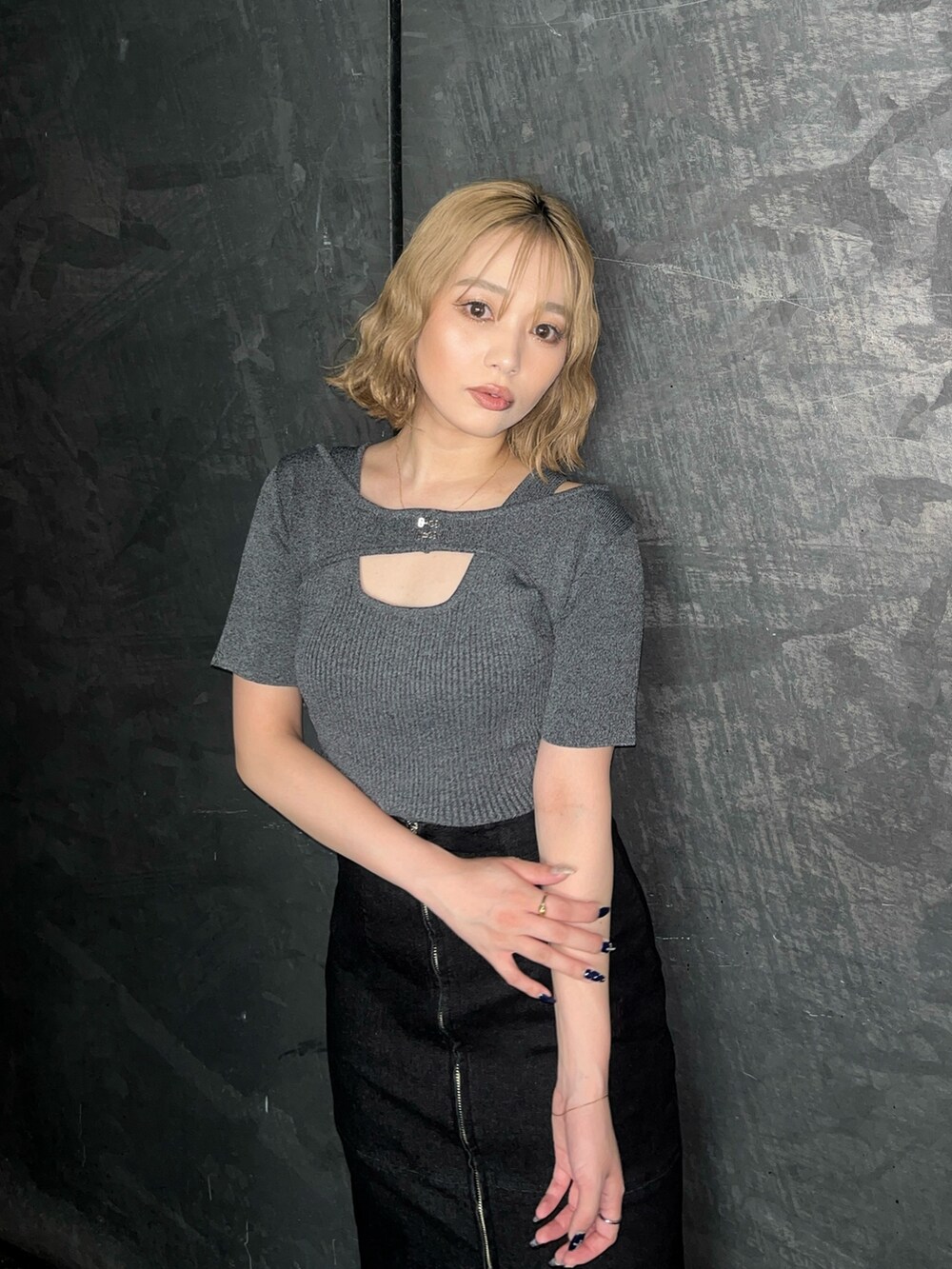 その他のニット/セーター、ブラック系のデニムスカートを着用したレディースの夏コーディネートの2枚目の写真