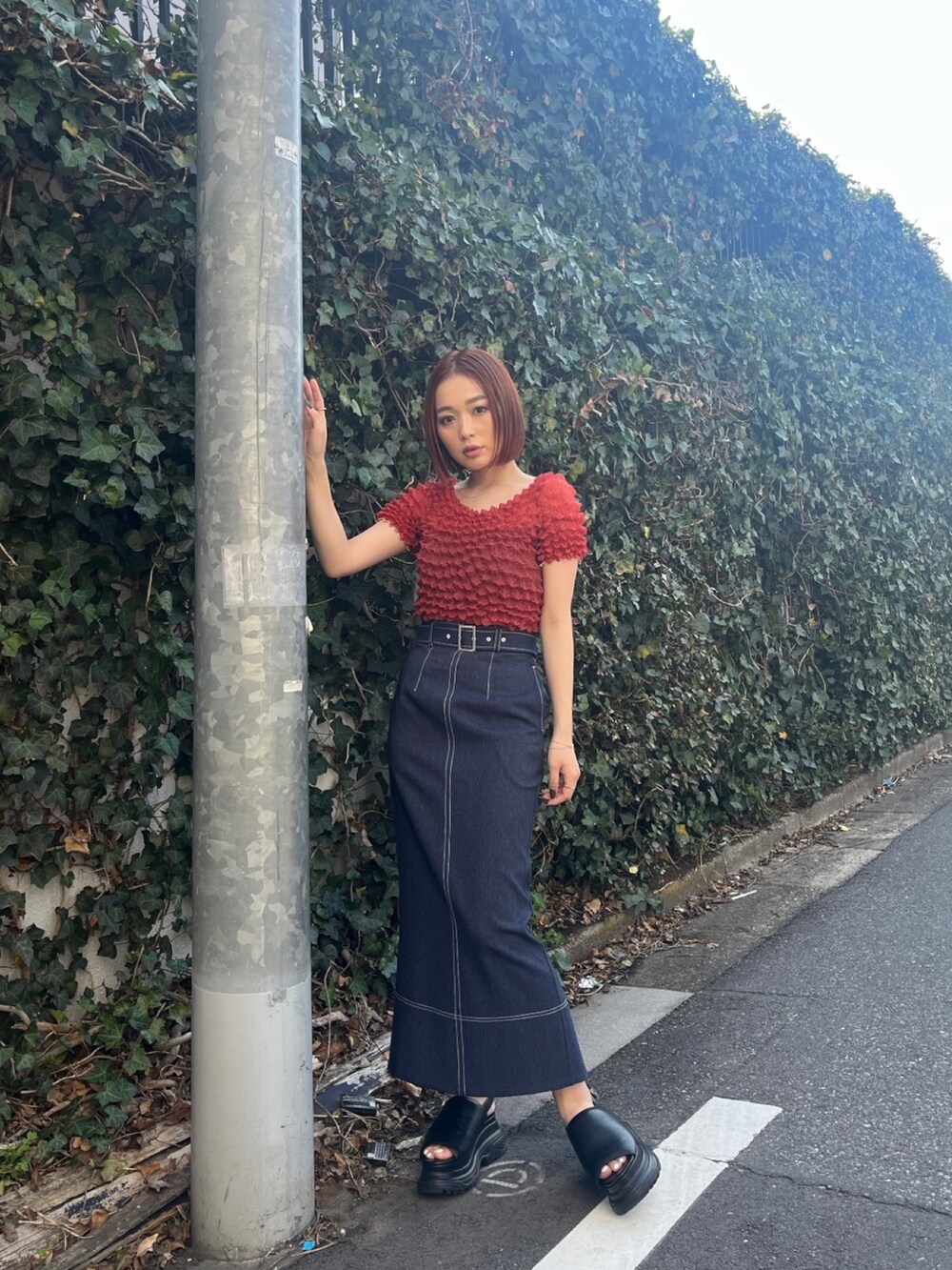 レッド系のシャツ/ブラウス、ブルー系のスカートを着用したレディースの春コーディネートの3枚目の写真