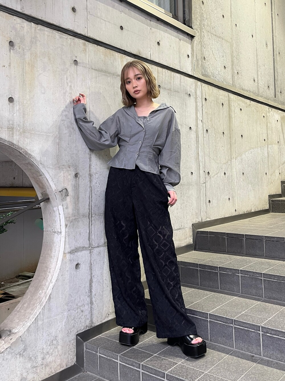 グレー系のシャツ/ブラウス、ブラック系のその他パンツ、ブラック系のサンダルを着用したレディースの夏コーディネートの5枚目の写真