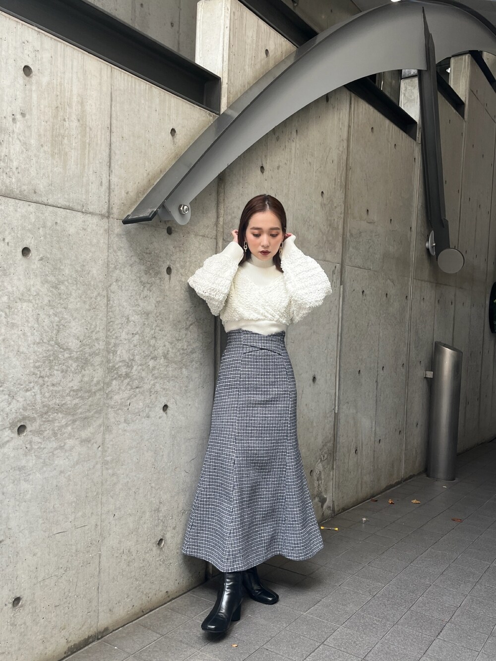 ホワイト系のニット/セーター、その他のスカート、ブラック系のブーツを着用したレディースの秋コーディネートの3枚目の写真