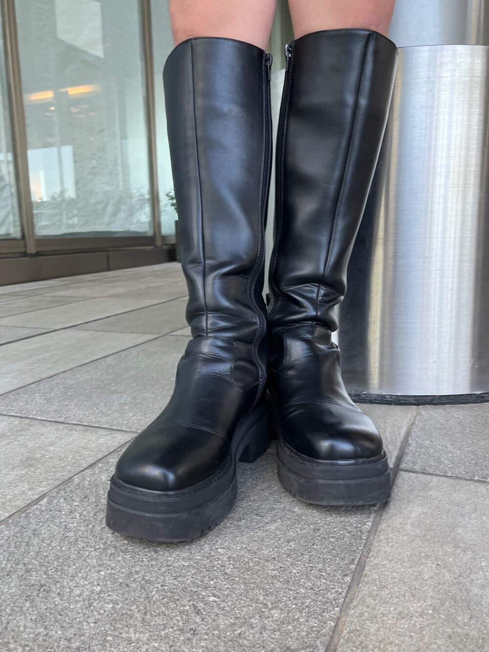「秋冬コーデ、冬コーデ、フェミニン、モード、ムルーア(MURUA)、ミニワンピ、ニットワンピース、ロングブーツ、ムートン、冬アウター、今日のコーデ、お出かけコーデ、デートコーデ」｜「MURUAのボリュームパフミニワンピース（ワンピース、ブラック系）」を使った、國岡朋実さん（レディース・156cm）の秋コーディネートの10枚目の写真