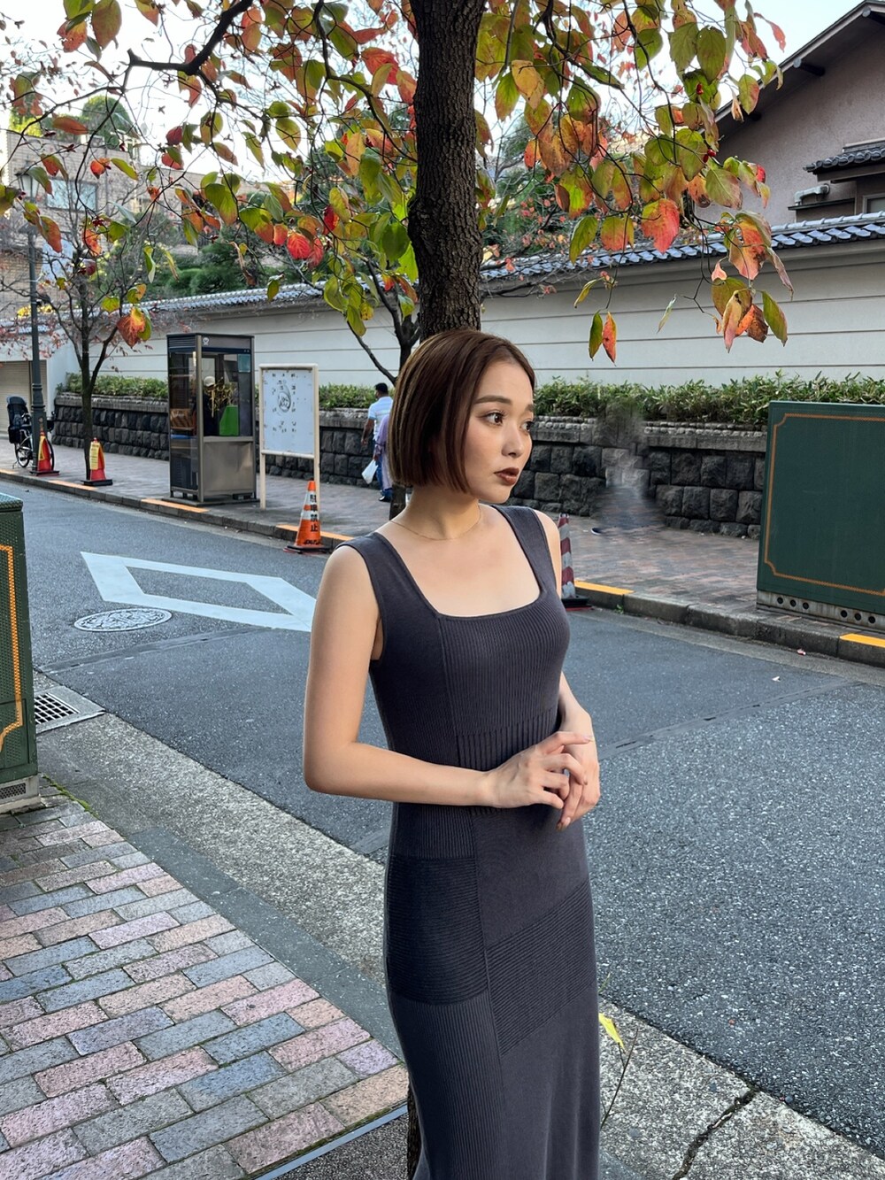 グレー系のワンピースを着用したレディースの冬コーディネートの4枚目の写真