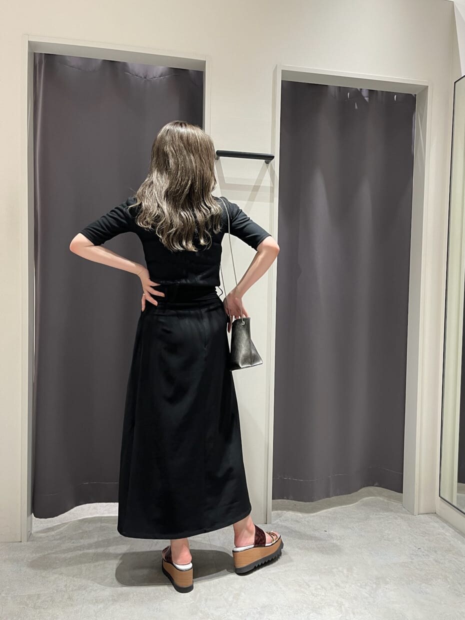 ブラック系のスカート、その他のサンダル、ブラック系のショルダーバッグを着用したレディースの夏コーディネートの3枚目の写真