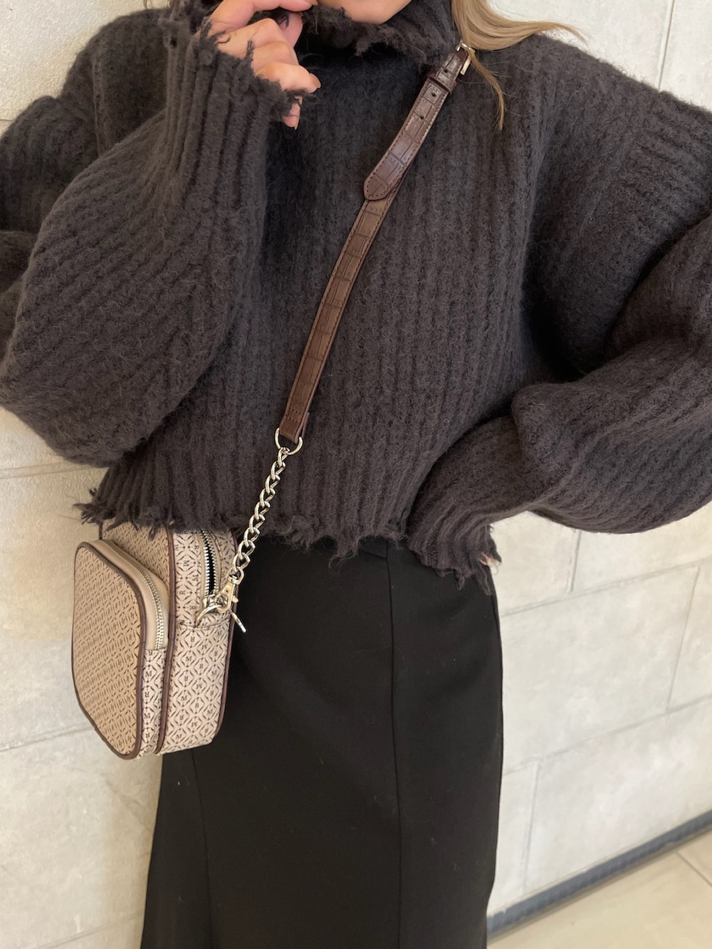 グレー系のニット/セーター、その他のショルダーバッグ、ブラック系のスカートを着用したレディースの秋コーディネートの8枚目の写真