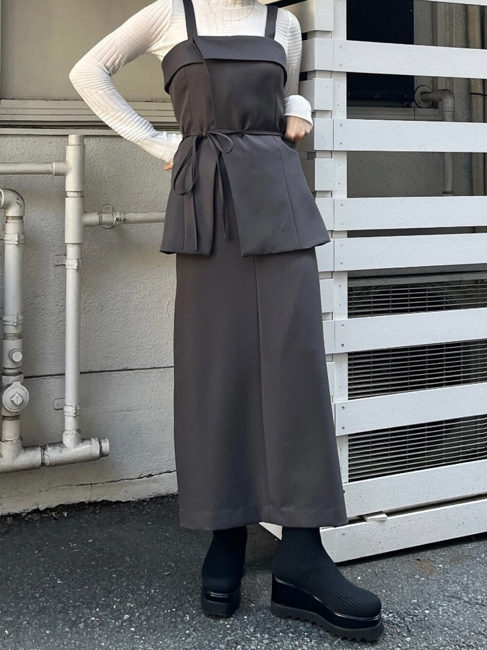 グレー系のシャツ/ブラウス、グレー系のスカート、ホワイト系のニット/セーターを着用したレディースの冬コーディネートの4枚目の写真