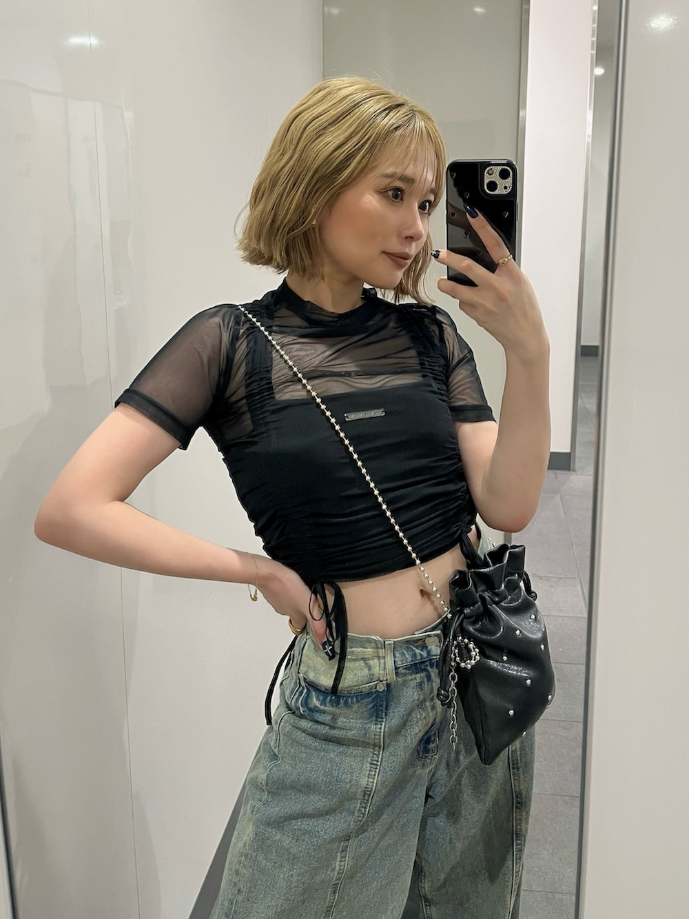 ブラック系のTシャツ/カットソー、ブラック系のキャミソール、ブラック系のショルダーバッグを着用したレディースの夏コーディネートの3枚目の写真