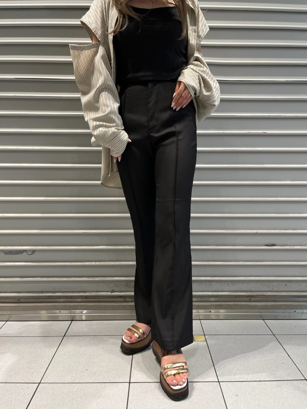 その他のサンダル、その他のシャツ/ブラウス、ブラック系のスラックスを着用したレディースの夏コーディネートの8枚目の写真