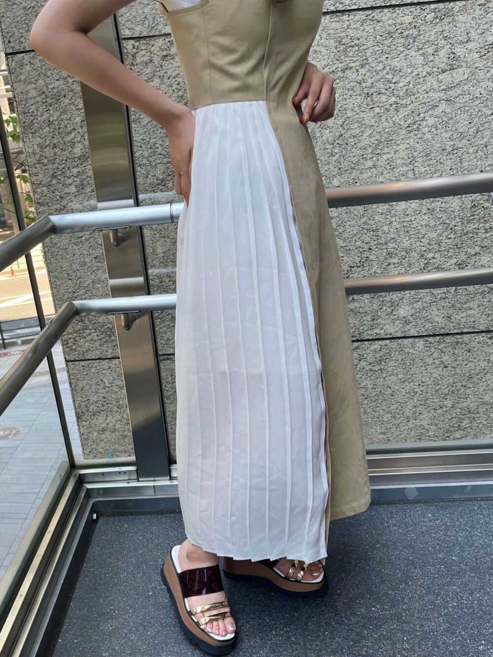 ベージュ系のワンピース、その他のサンダル、ホワイト系のタンクトップを着用したレディースの夏コーディネートの6枚目の写真