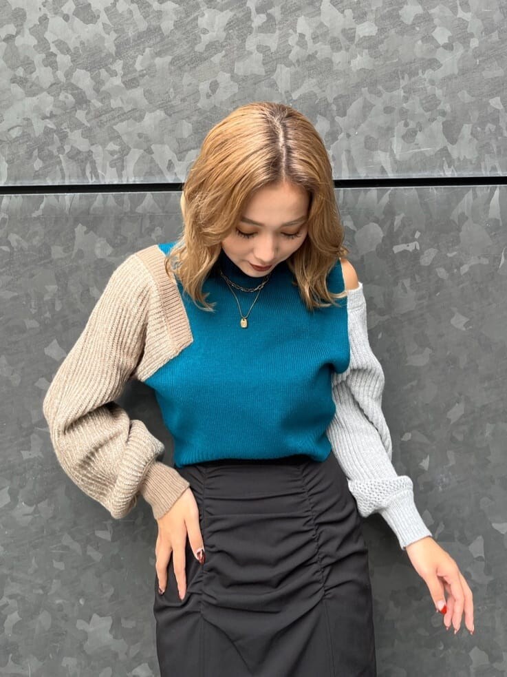 ブルー系のニット/セーター、ブラック系のスカートを着用したレディースの秋コーディネートの5枚目の写真