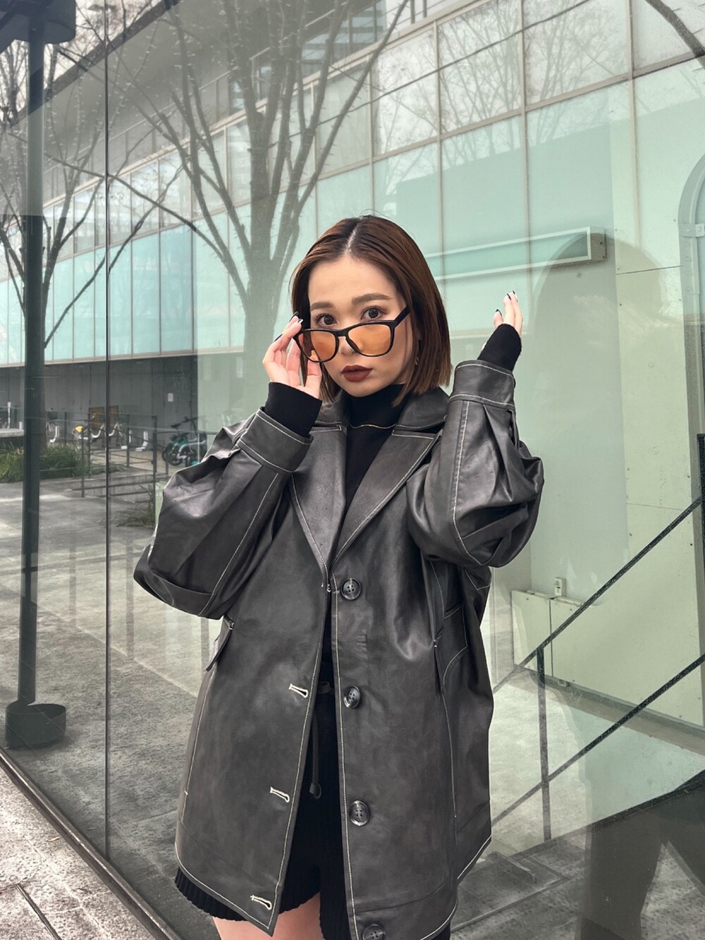 ブラック系のニット/セーター、ブラック系のその他パンツ、グレー系のブルゾンを着用したレディースの冬コーディネートの3枚目の写真