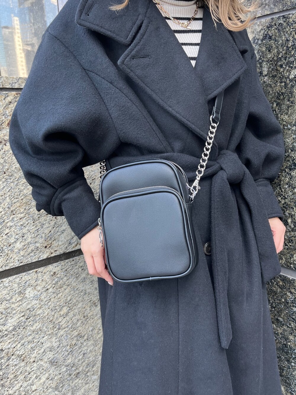 ブラック系のブーツ、ブラック系のダウンジャケット/コート、ブラック系のショルダーバッグを着用したレディースの冬コーディネートの8枚目の写真