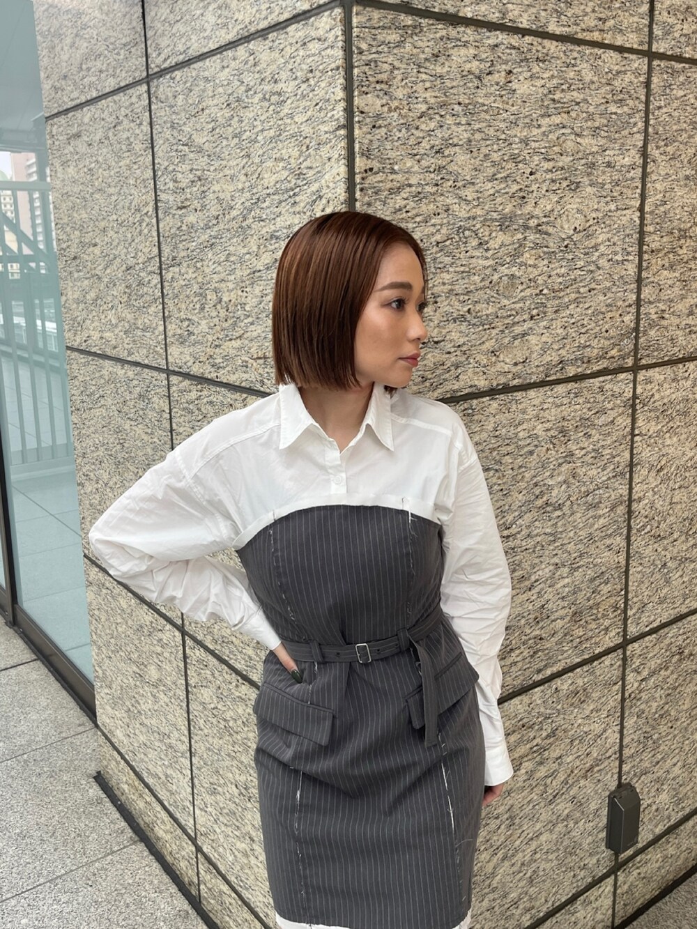 グレー系のワンピースを着用したレディースの冬コーディネートの3枚目の写真