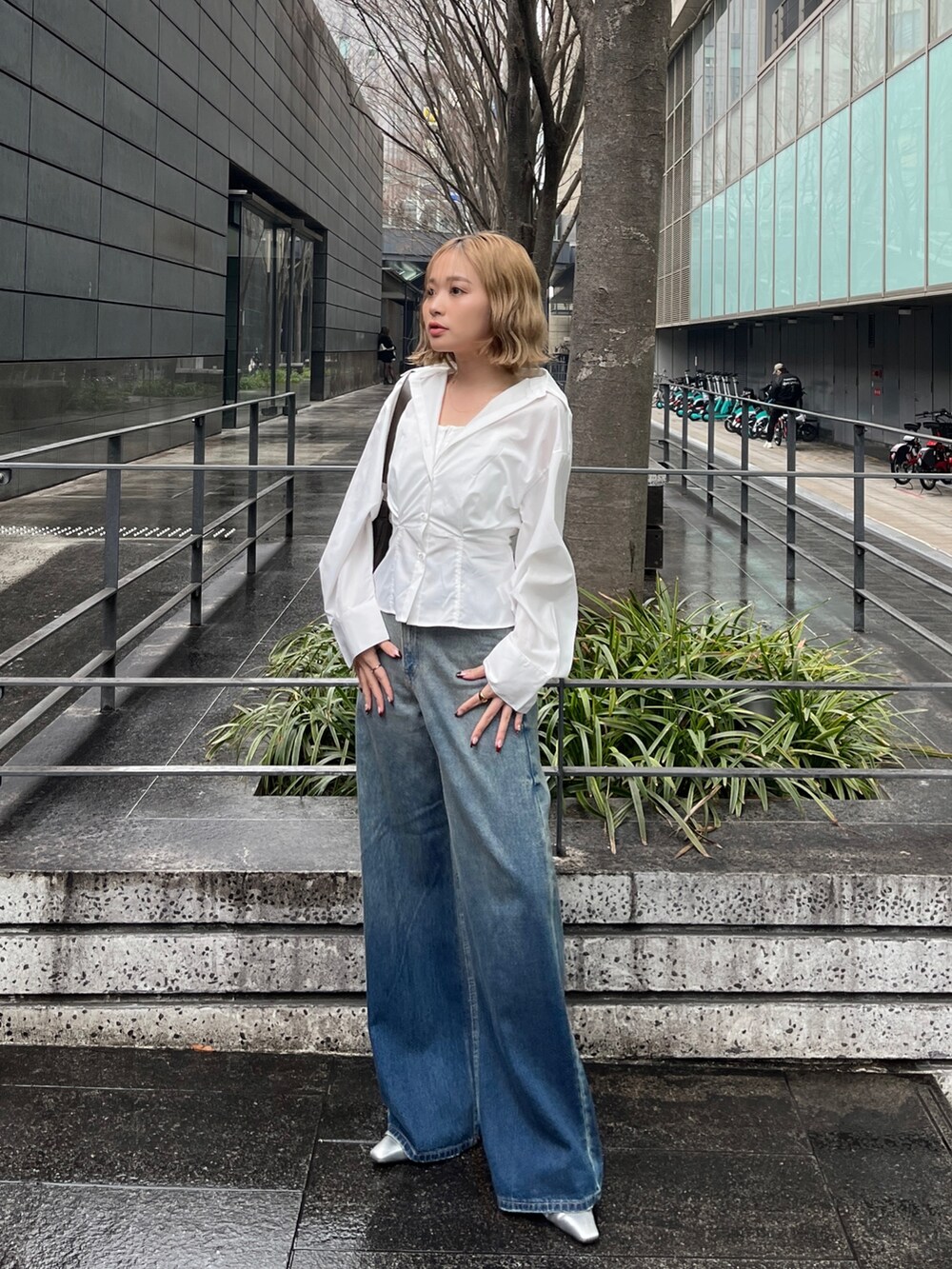 ホワイト系のシャツ/ブラウス、ブルー系のデニムパンツ、ホワイト系のサンダルを着用したレディースの春コーディネートの2枚目の写真