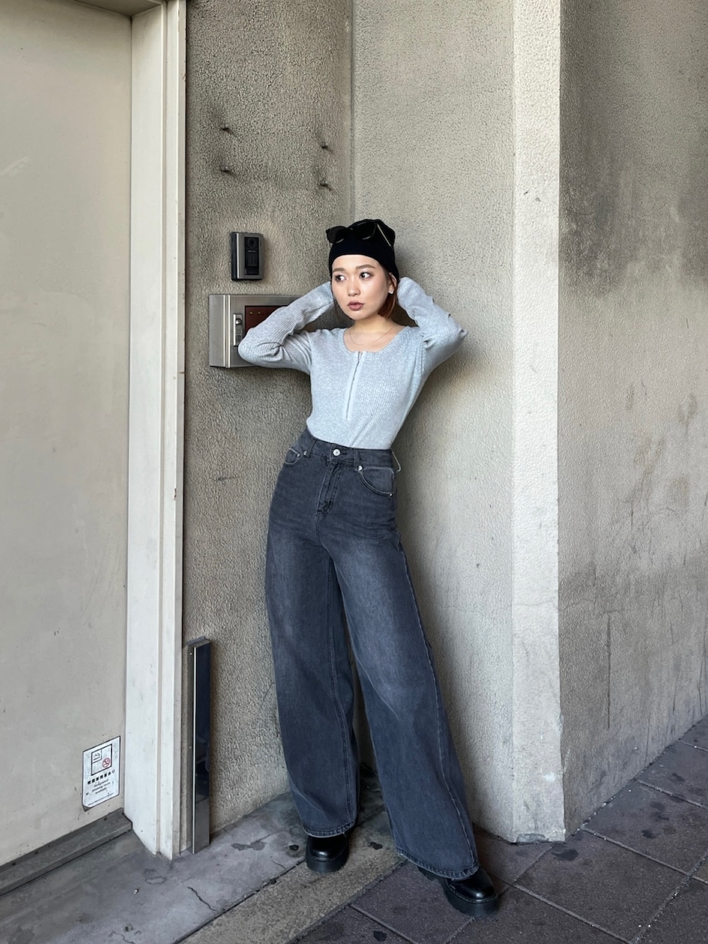 グレー系のTシャツ/カットソー、ブラック系のデニムパンツ、ブラック系のブーツを着用したレディースの春コーディネートの3枚目の写真