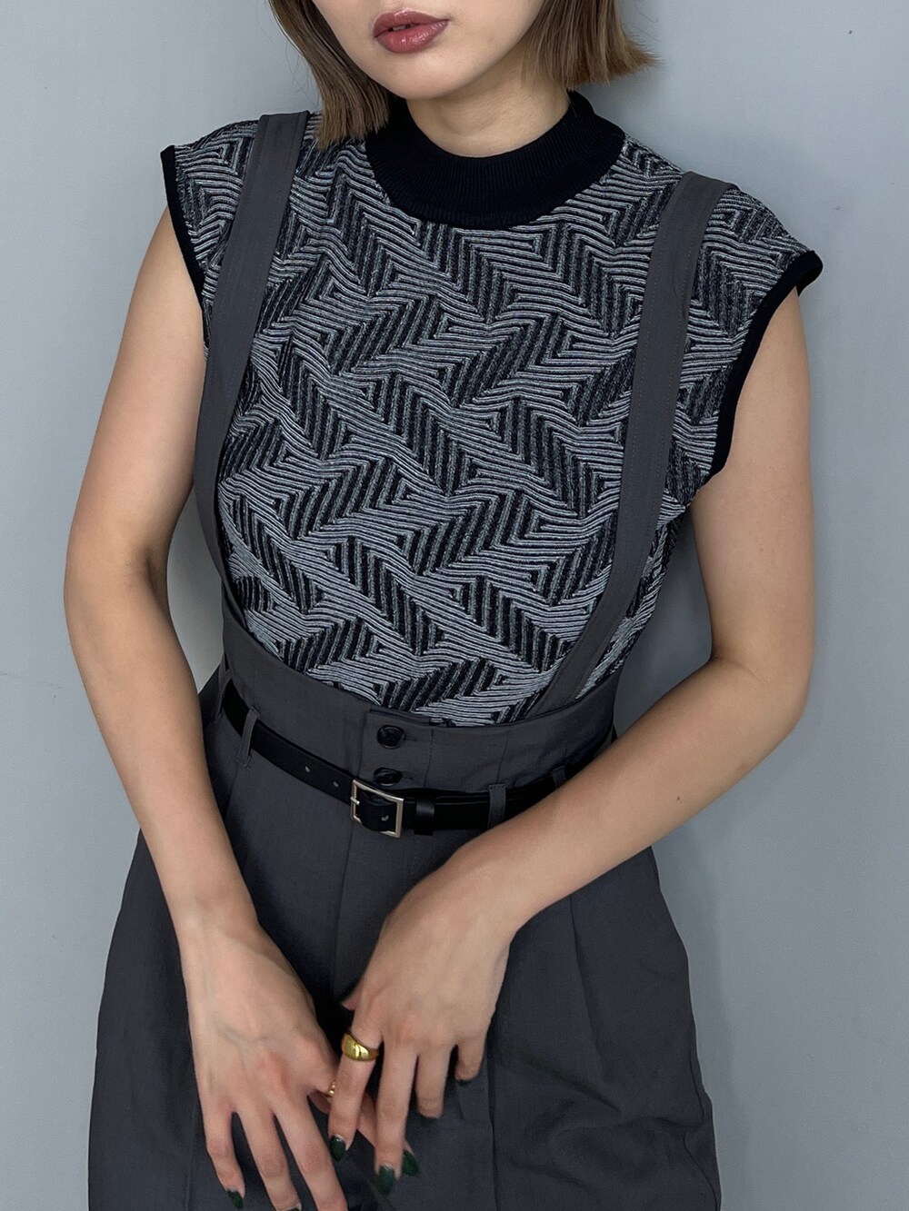 ブラック系のニット/セーター、グレー系のその他パンツ、シルバー系のパンプスを着用したレディースの夏コーディネートの5枚目の写真