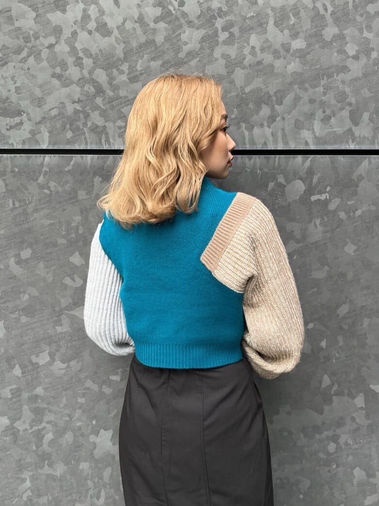 ブルー系のニット/セーター、ブラック系のスカートを着用したレディースの秋コーディネートの6枚目の写真