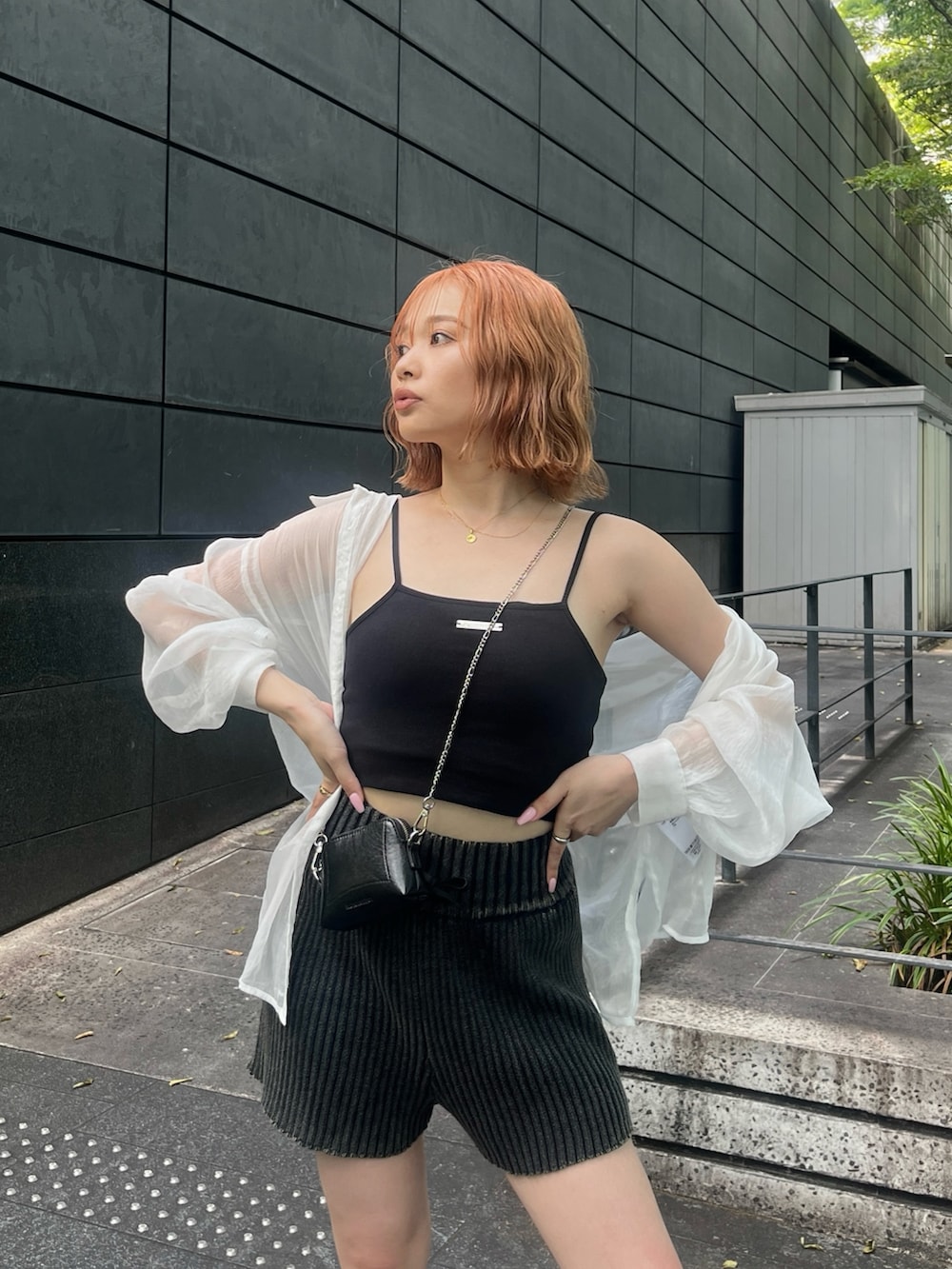 ホワイト系のシャツ/ブラウス、ブラック系のキャミソール、ブラック系のショルダーバッグを着用したレディースの夏コーディネートの2枚目の写真