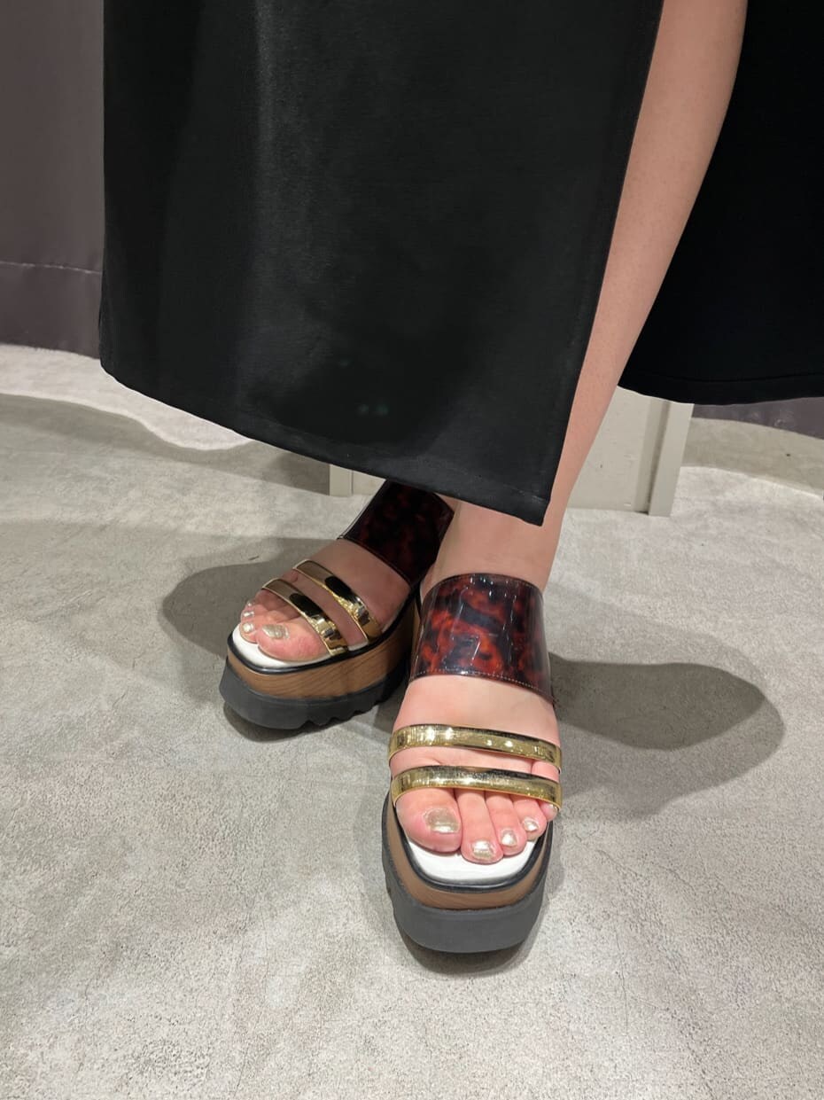 ブラック系のスカート、その他のサンダル、ブラック系のショルダーバッグを着用したレディースの夏コーディネートの7枚目の写真