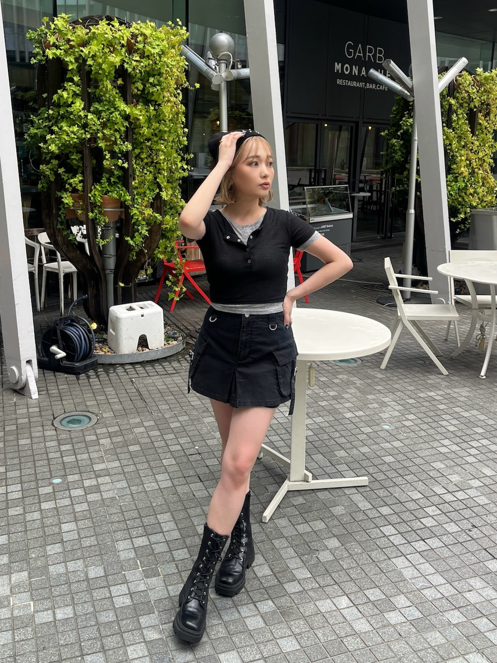 ブラック系のTシャツ/カットソー、ブラック系のスカート、ブラック系のニットキャップ/ビーニーを着用したレディースの夏コーディネートの2枚目の写真