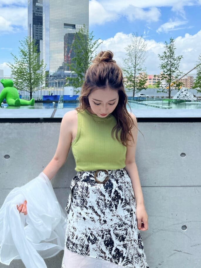 ホワイト系のシャツ/ブラウス、グリーン系のタンクトップ、その他のサンダルを着用したレディースの夏コーディネートの5枚目の写真