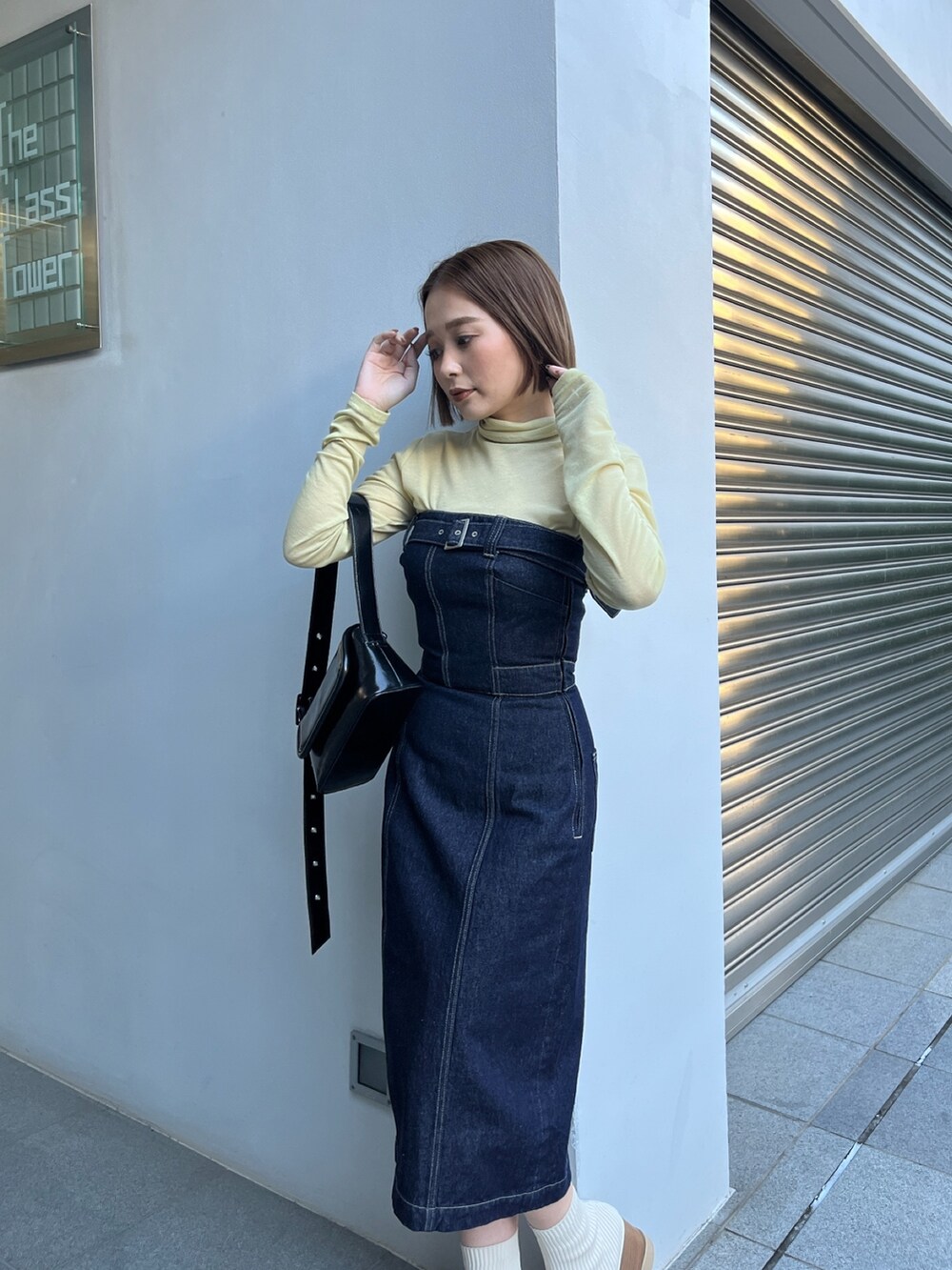 ブルー系のワンピース、ホワイト系のブーツ、イエロー系のTシャツ/カットソーを着用したレディースの秋コーディネートの6枚目の写真