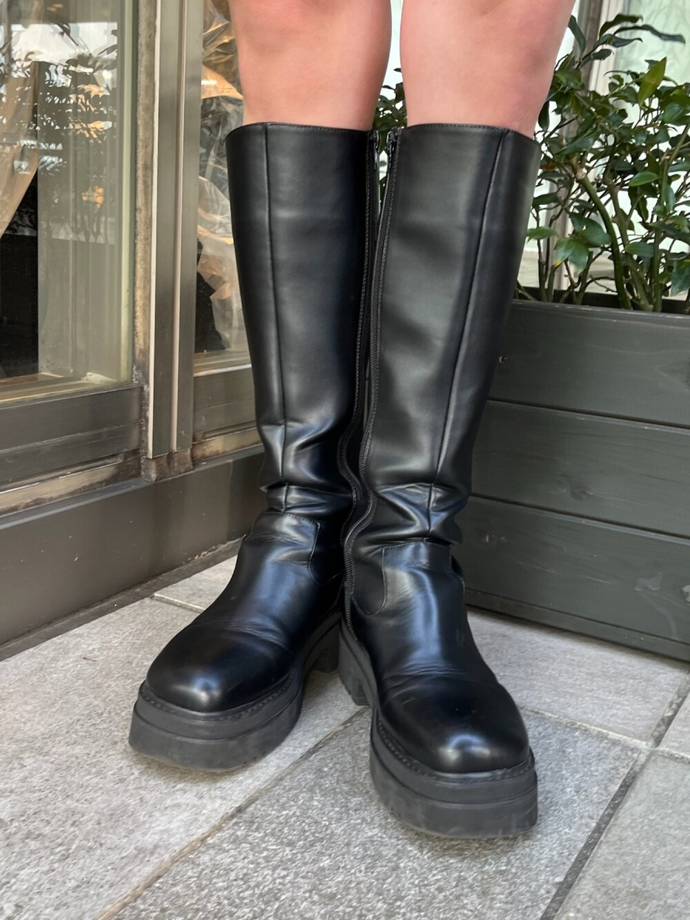 ブラック系のダウンジャケット/コート、ブラック系のスウェットパンツ、ベージュ系のニット/セーターを着用したレディースの冬コーディネートの10枚目の写真