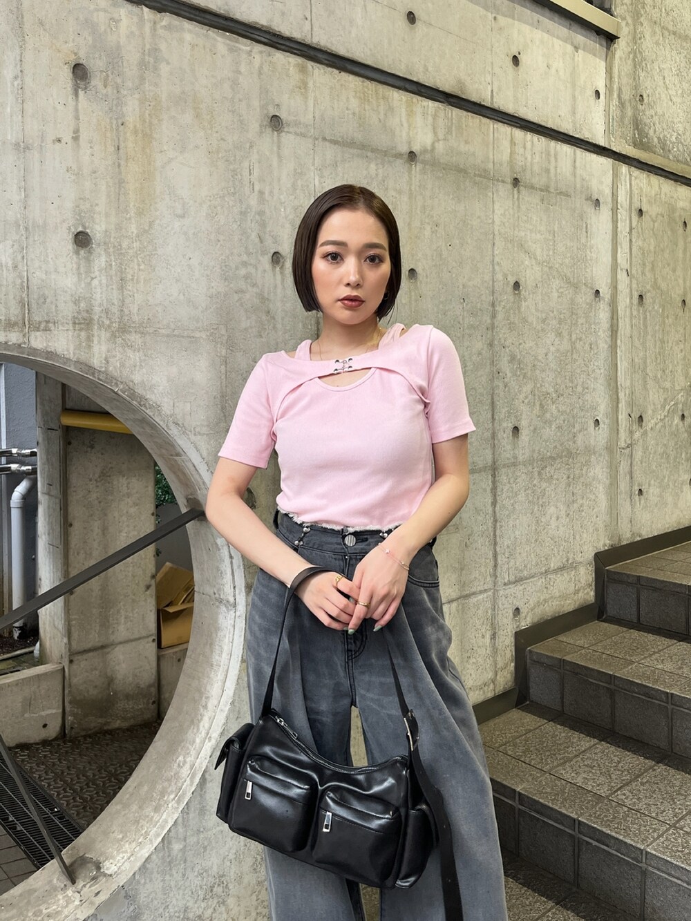 ピンク系のTシャツ/カットソー、ブラック系のデニムパンツ、シルバー系のパンプスを着用したレディースの夏コーディネートの5枚目の写真