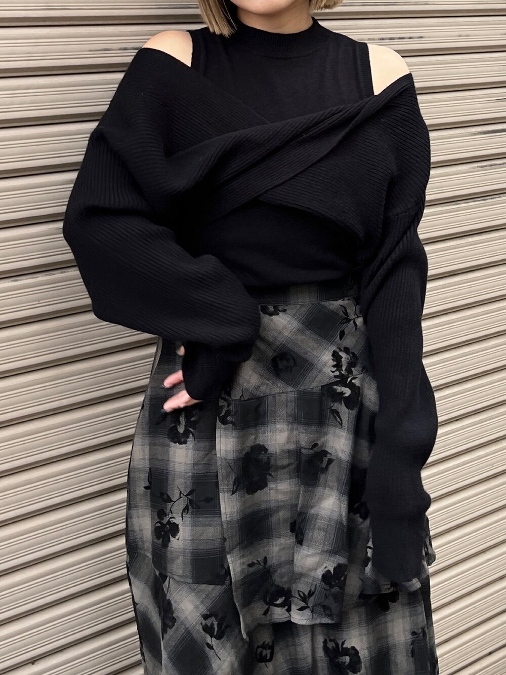 ブラック系のニット/セーター、ブラック系のスカート、ホワイト系のトートバッグを着用したレディースの冬コーディネートの8枚目の写真