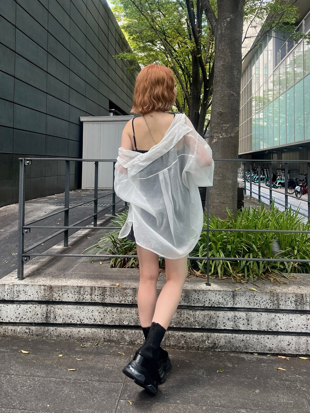 ホワイト系のシャツ/ブラウス、ブラック系のキャミソール、ブラック系のショルダーバッグを着用したレディースの夏コーディネートの4枚目の写真