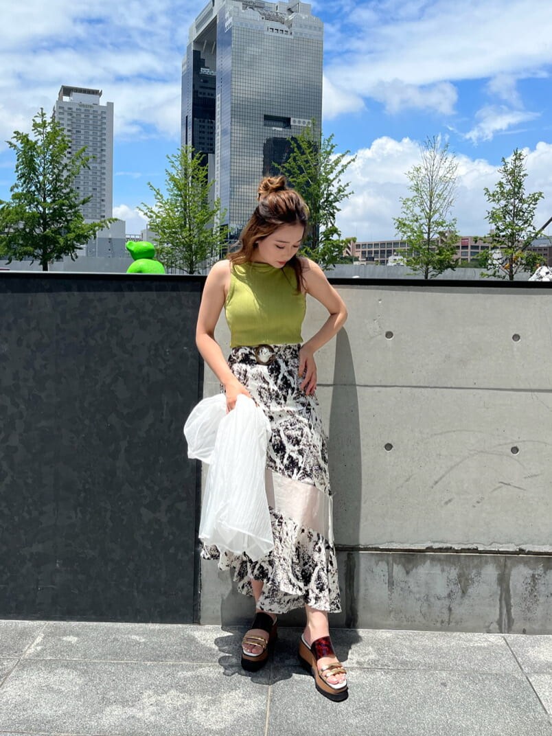 ホワイト系のシャツ/ブラウス、グリーン系のタンクトップ、その他のサンダルを着用したレディースの夏コーディネートの4枚目の写真