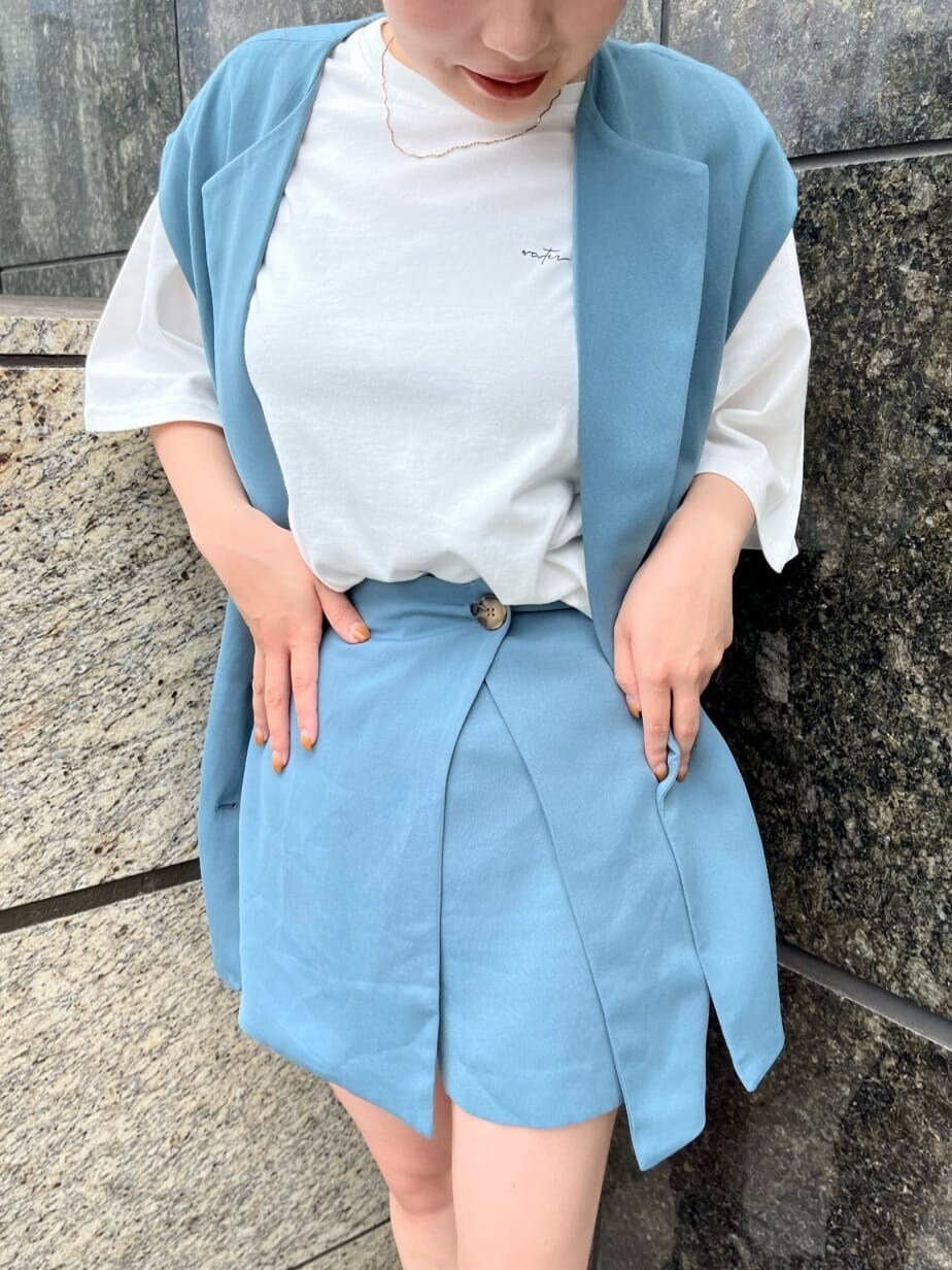 ホワイト系のTシャツ/カットソー、ブルー系のベスト、ブルー系のスラックスを着用したレディースの夏コーディネートの6枚目の写真