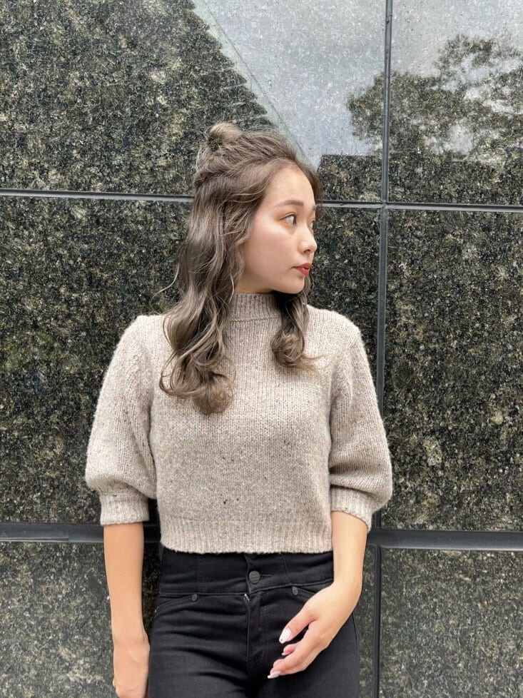 ブラック系のデニムパンツ、ブラック系のブーツ、ホワイト系のニット/セーターを着用したレディースの秋コーディネートの3枚目の写真