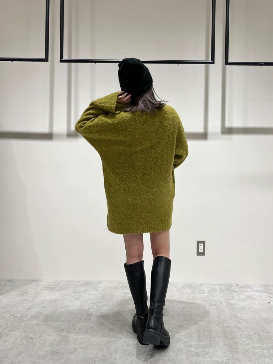 ブラック系のニット/セーター、ブラック系のブーツ、ブラック系のスウェットパンツを着用したレディースの秋コーディネートの3枚目の写真