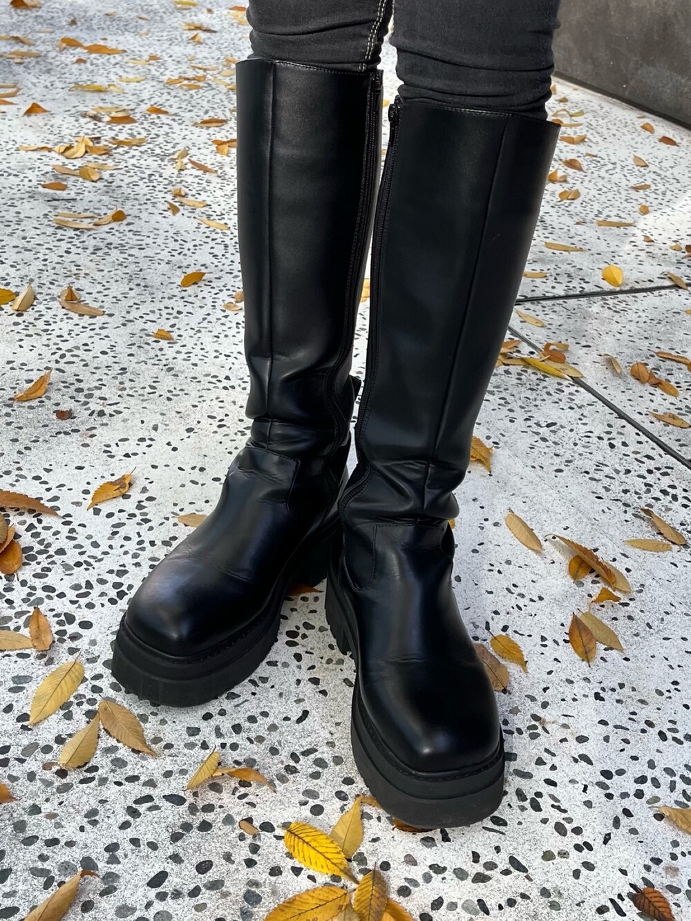 ホワイト系のニット/セーター、ブラック系のハンドバッグ、ブラック系のブーツを着用したレディースの秋コーディネートの10枚目の写真