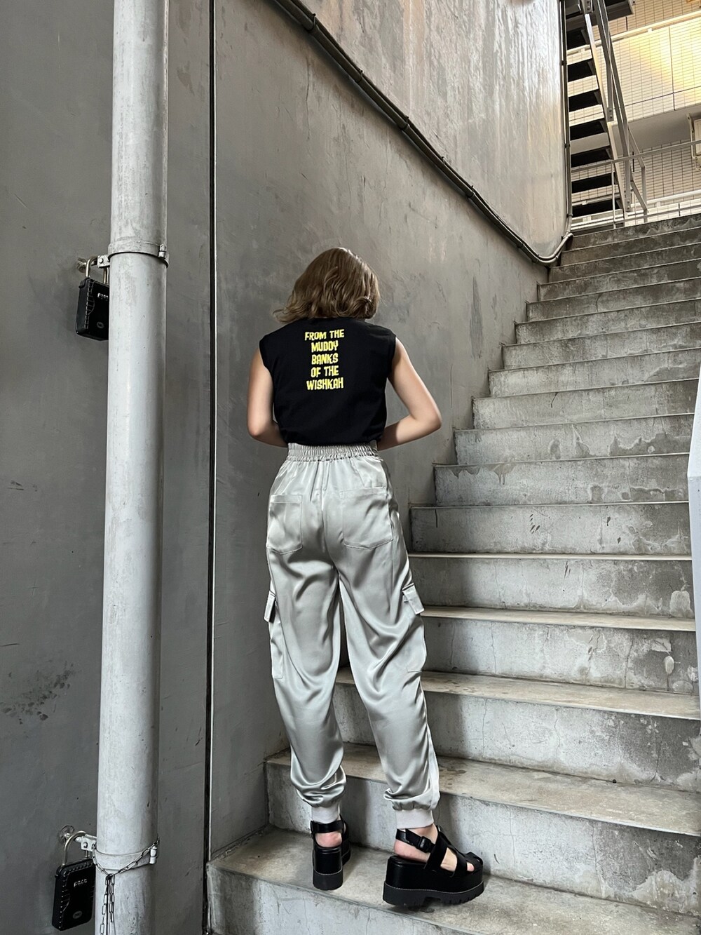 ブラック系のサンダル、グレー系のスウェットパンツ、ブラック系のタンクトップを着用したレディースの春コーディネートの3枚目の写真