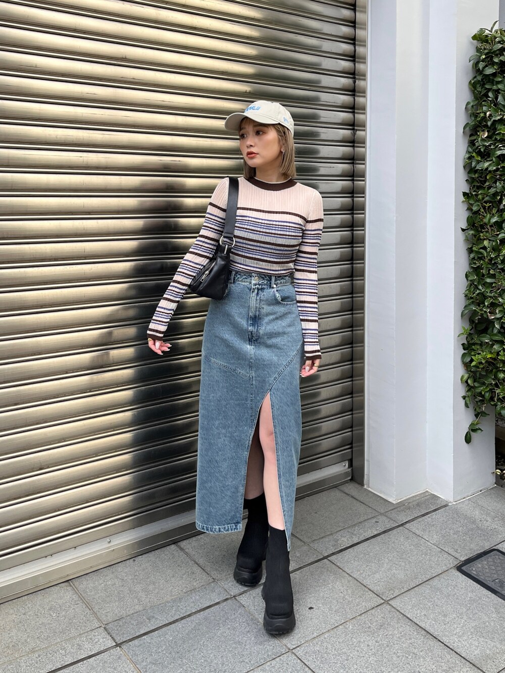 その他のニット/セーター、ブルー系のデニムジャケット、ブラック系のブーツを着用したレディースの冬コーディネートの7枚目の写真